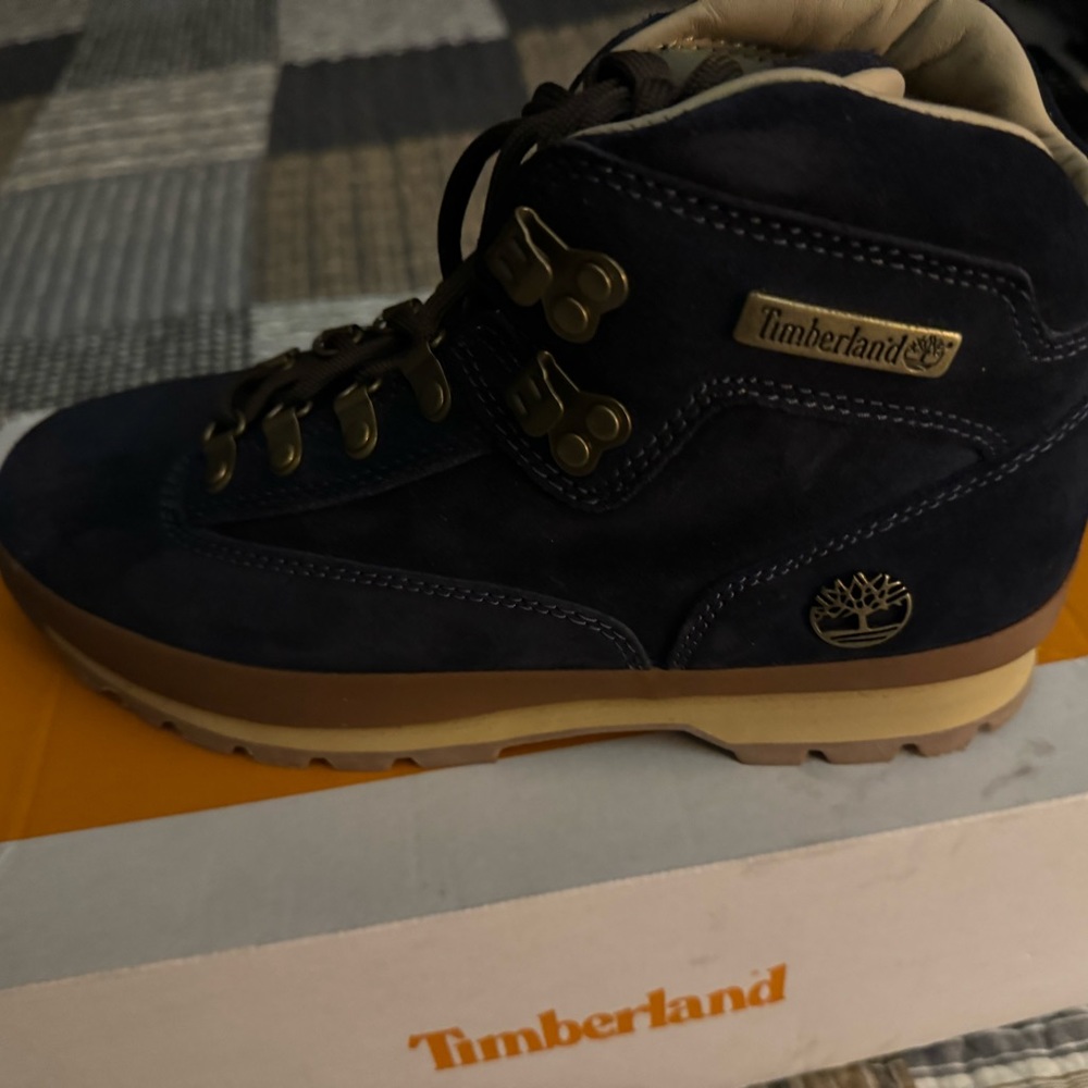 New Mens Timberland Boots. Color blue, suede. Never been worn.